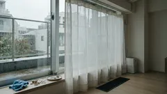 カーテン洗濯、もう迷わない：洗う目安と洗濯機のコツ、素材別の注意点