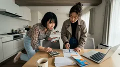 年金って結局、毎月いくら？2025年度の国民年金・厚生年金を「平均」「モデル」「確定申告」まで生活目線で整理